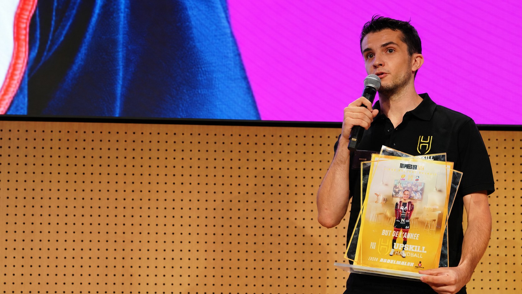 Pierre Aubert au micro, trophée LFH 2024 « But de l'année » remis par Upskill Handball